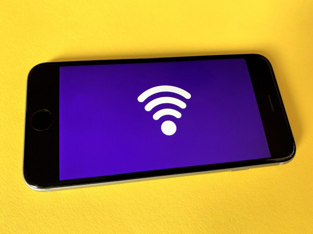 Logo de Wi-FI sobre dispositivo iOS