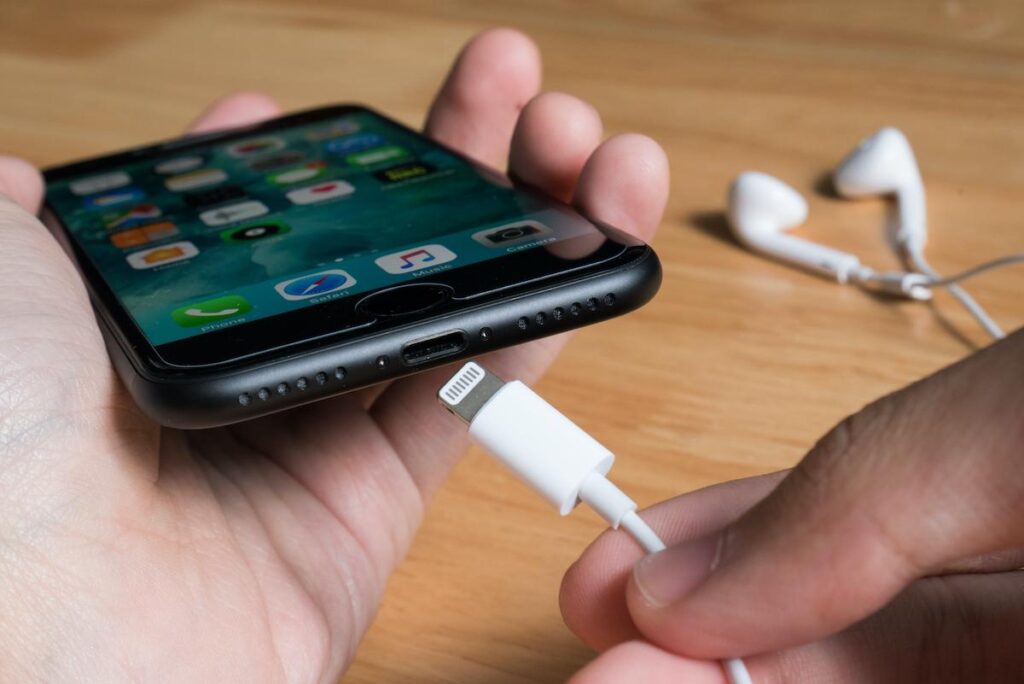 Apple cambiará el puerto lightning por USB-C en los iPhone de 2023 según importante analista