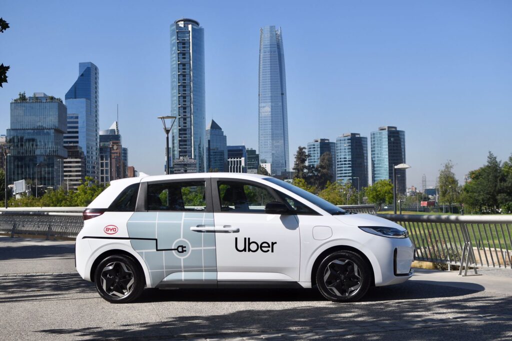 Uber y BYD presentan en Chile una alianza para introducir vehículos eléctricos en la plataforma