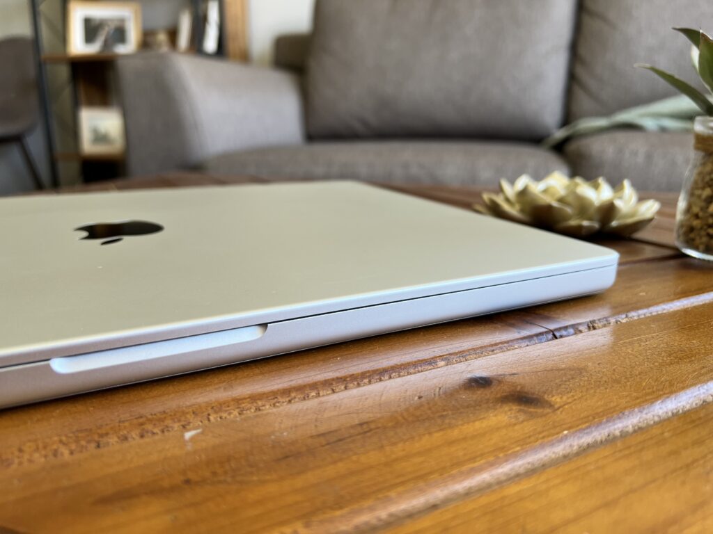 Apple MacBook Pro 16 M1 (1)