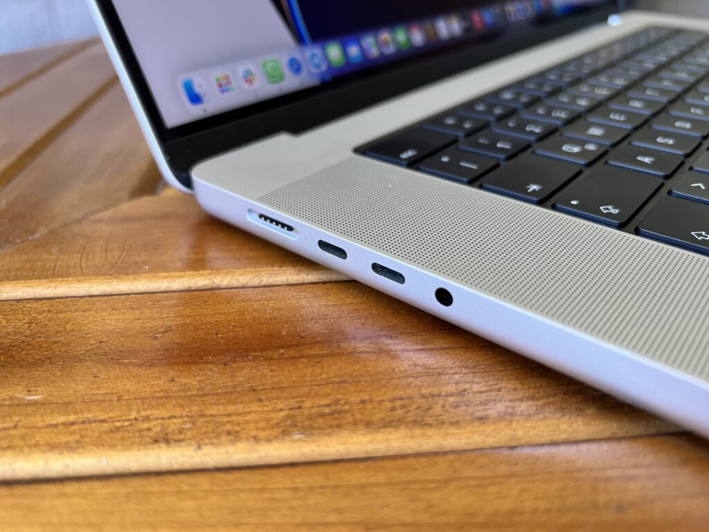 Apple MacBook Pro 16 M1 (2)