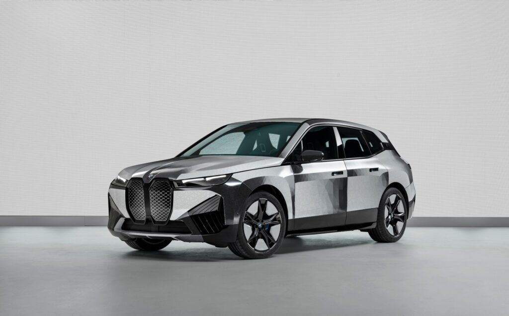 BMW presenta una nueva tecnología de pintura que puede cambiar de color ocupando tinta electrónica #CES2022