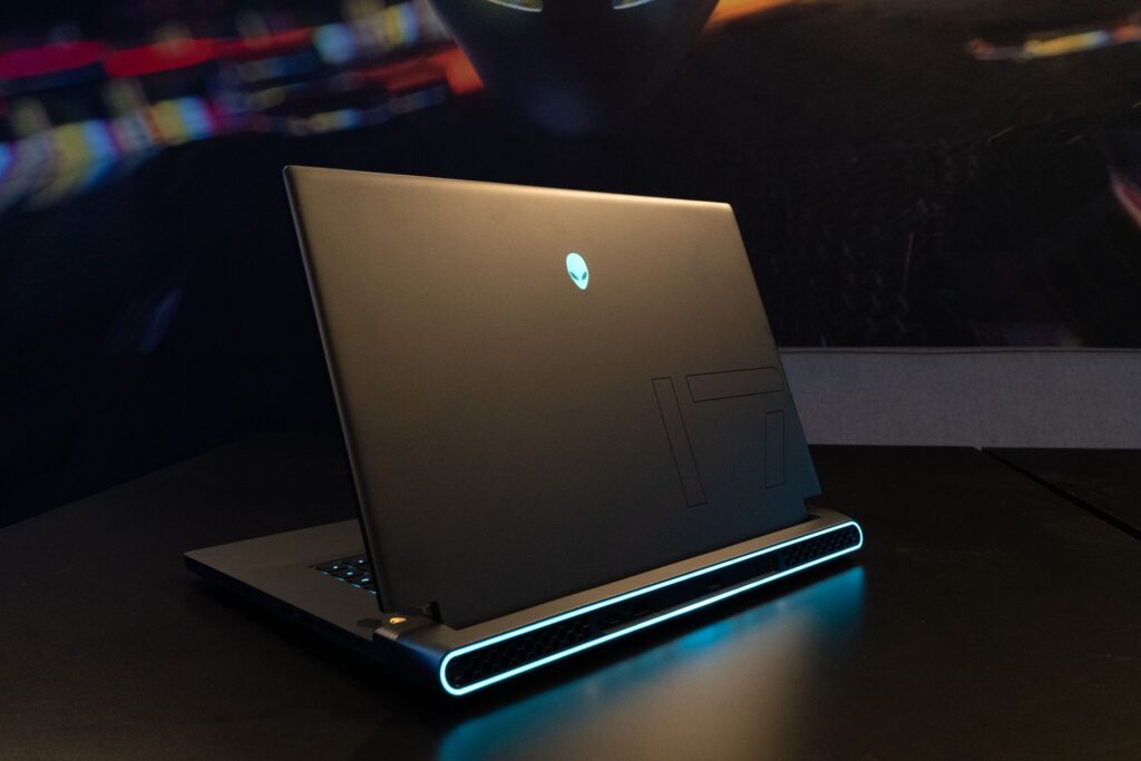 Alienware m17 R5 foto 1
