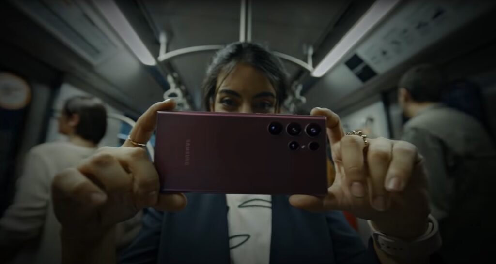 ¿Lo notaste? Varias escenas del video oficial del Samsung Galaxy S22 Ultra fueron grabadas en Santiago de Chile, incluyendo en el Metro