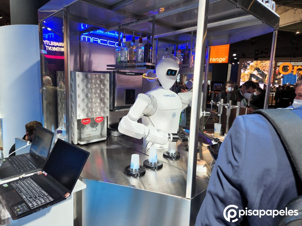 Telefónica nos muestra un robot bartender gracias a la tecnología 5G en #MWC22
