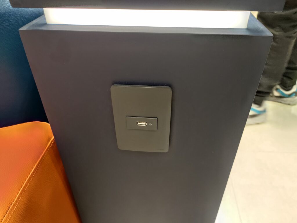 Cargadores en sillón tienda Motorola