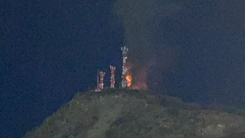 Torre de antenas de Entel se incendia en Cerro La Ballena de Puente Alto