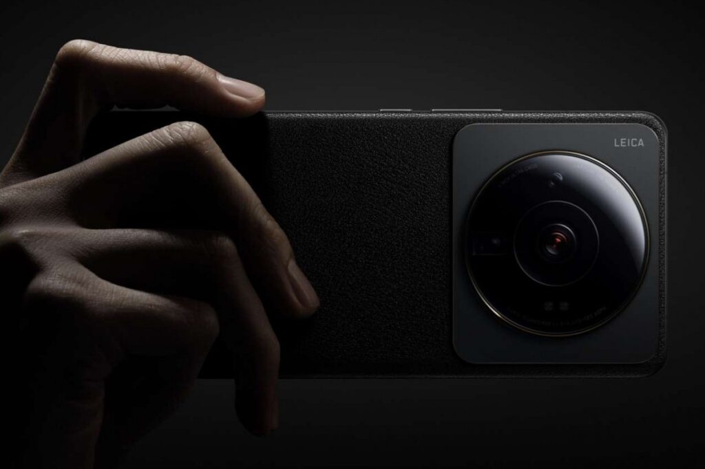 Xiaomi nos muestra un accesorio que convertiría al 13 Ultra en una verdadera cámara