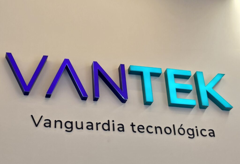 Vantek Logo Foto portada