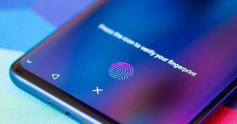 Lector de huellas en pantalla de teléfono ciberseguridad