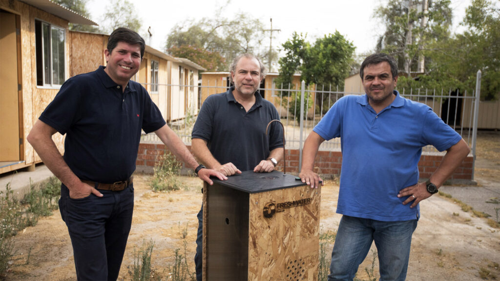 Dispositivo chileno que transforma el aire en agua potable gana concurso mundial de innovación social