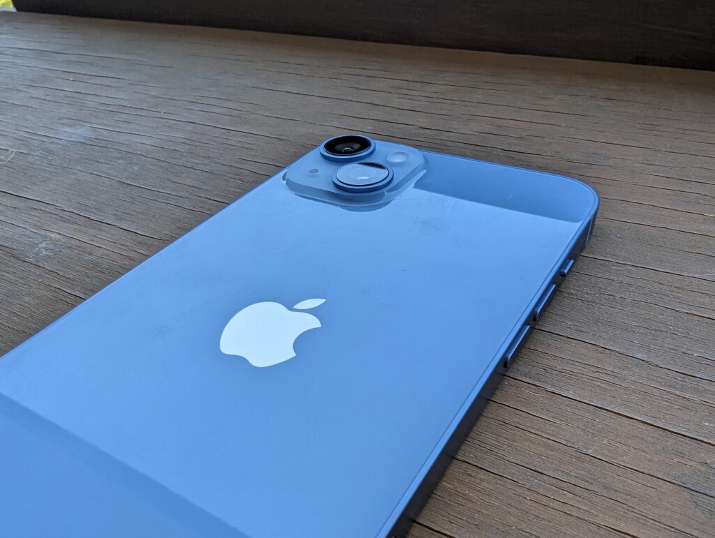 El iPhone 15 Pro Max podría usar la misma cámara y panel que la versión 14