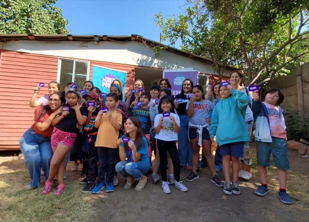 Familias Power y Desafío Levantemos Chile entregan 300 chips de WOM a familias de pionero programa de recuperación educativa “Leer es Poderoso”