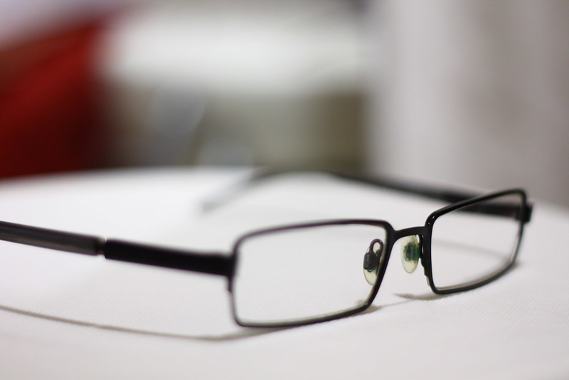 El TJUE establece que el empleador debe pagar las gafas graduadas a empleados que trabajen con pantallas