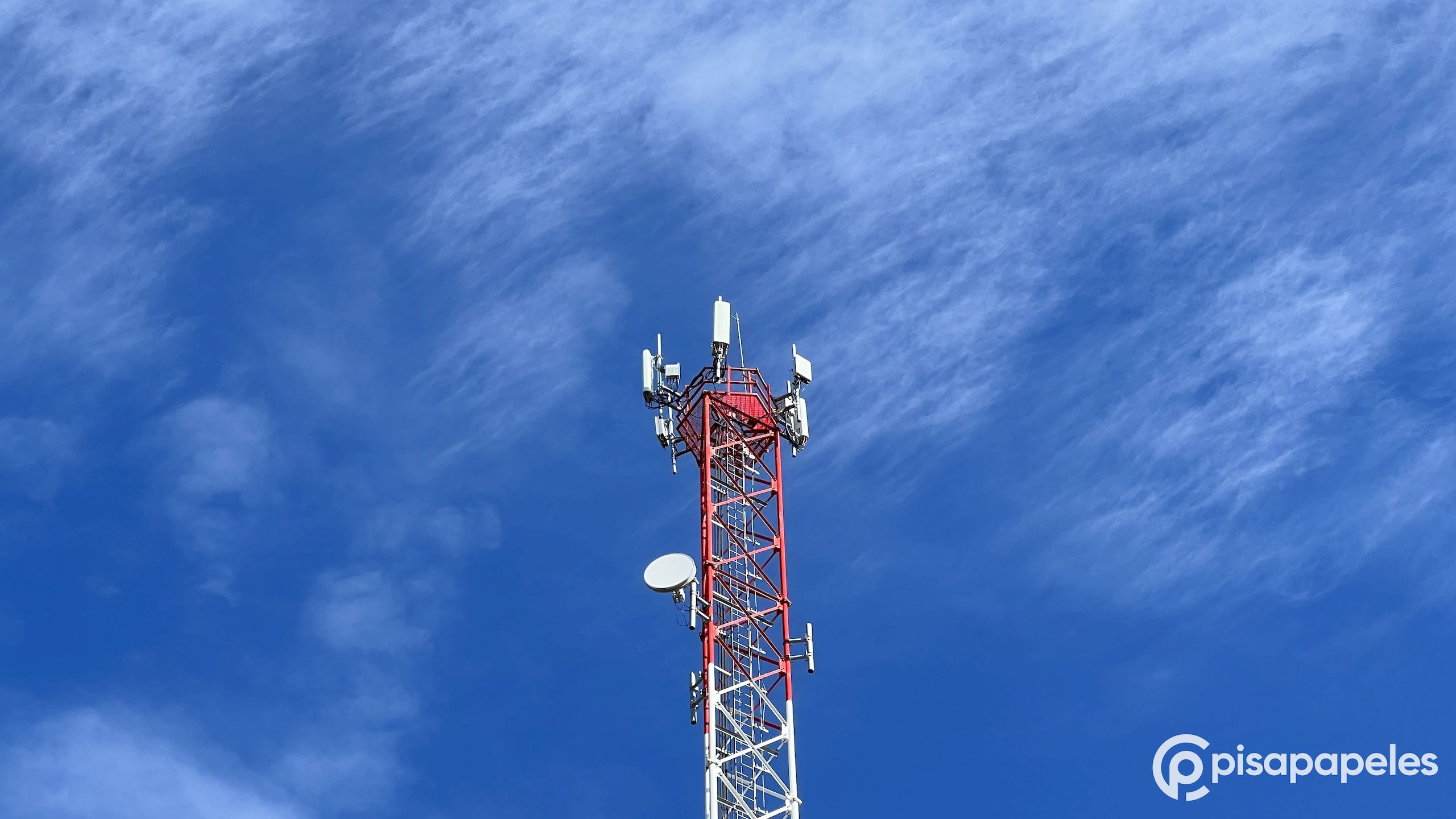 WOM alcanza el 100% de localidades obligatorias autorizadas en el despliegue de su red 5G en Chile