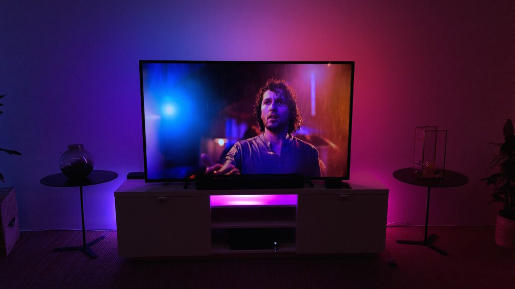 Philips Hue Sync TV llega como una app a los televisores Samsung, pero su precio supera los 120 dólares #CES2023