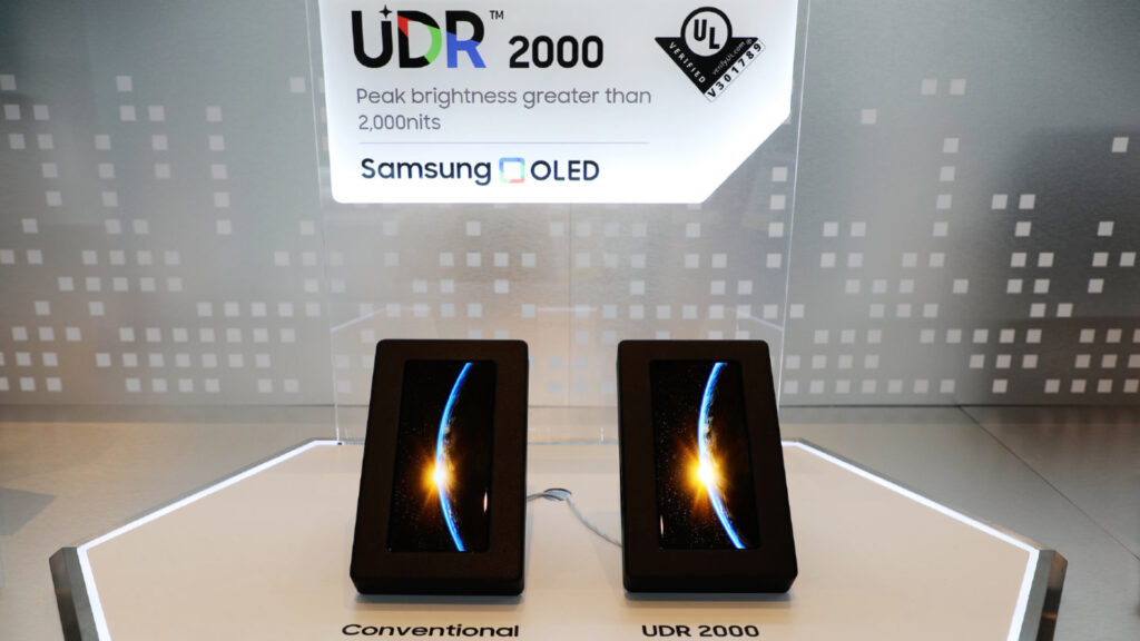 Samsung muestra su nueva pantalla para smartphones OLED UDR 2000 que alcanza un brillo máximo de 2000 nits #CES2023