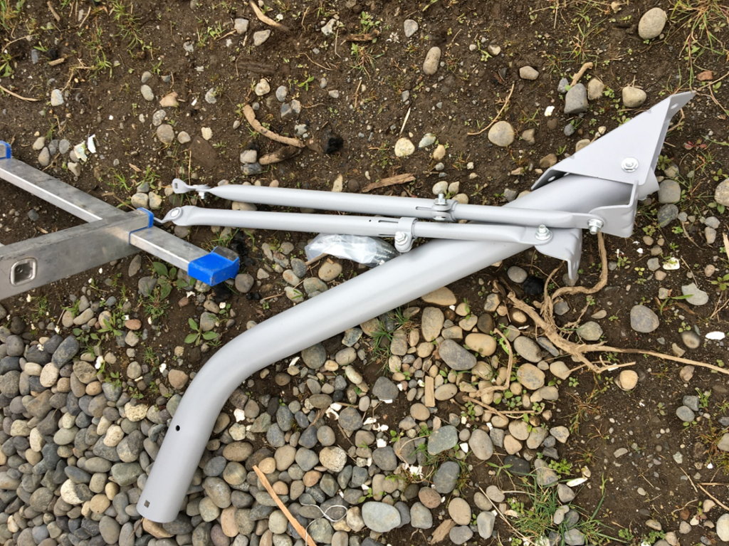 Soporte de la antena satelital de Hughes