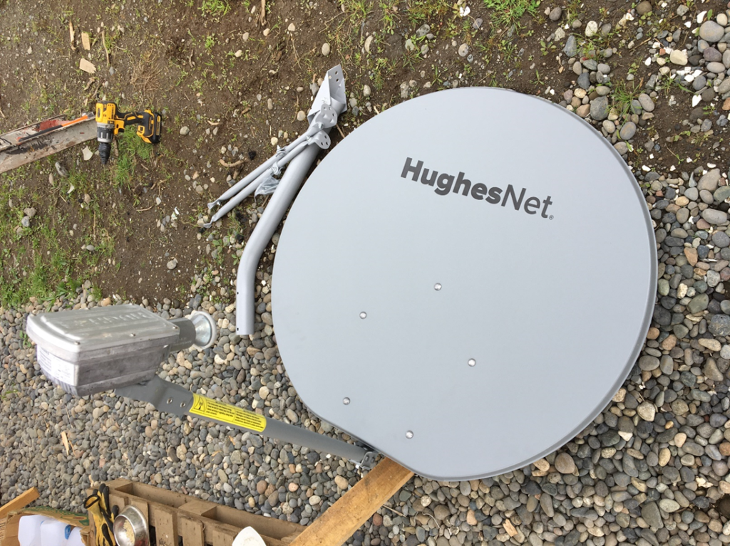 Antena para internet satelital de Hughes