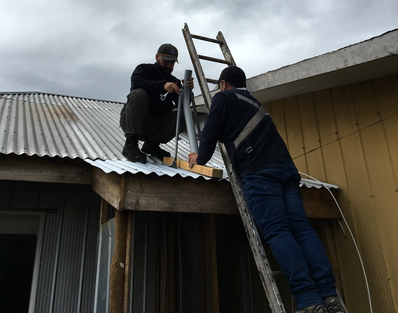 Instalación de soporte y uso de escalera para el acceso al techo.