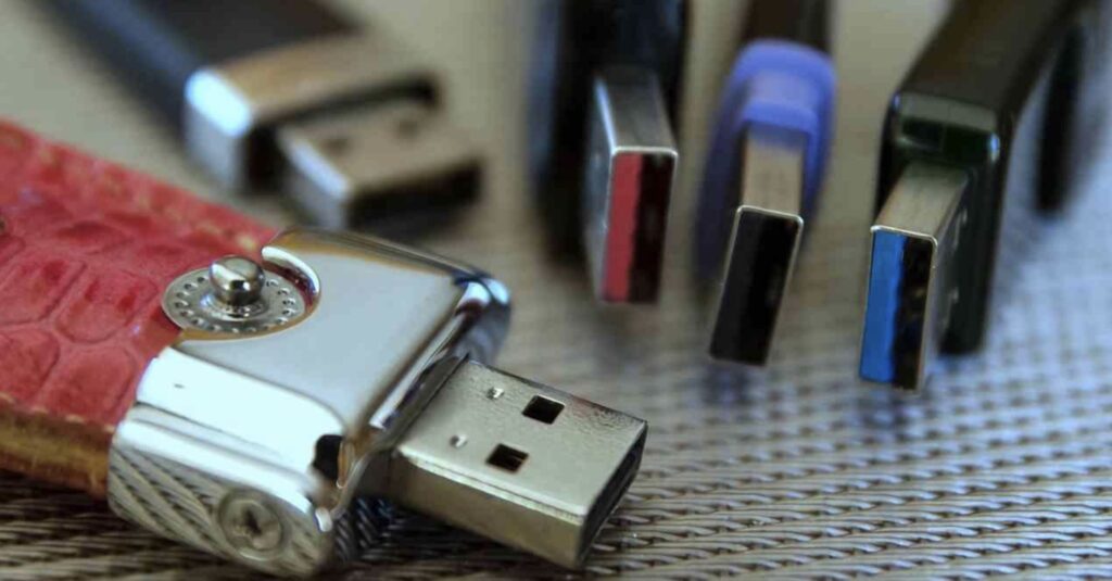 ¿Qué significan los diferentes colores que hay en los conectores de los cables USB?
