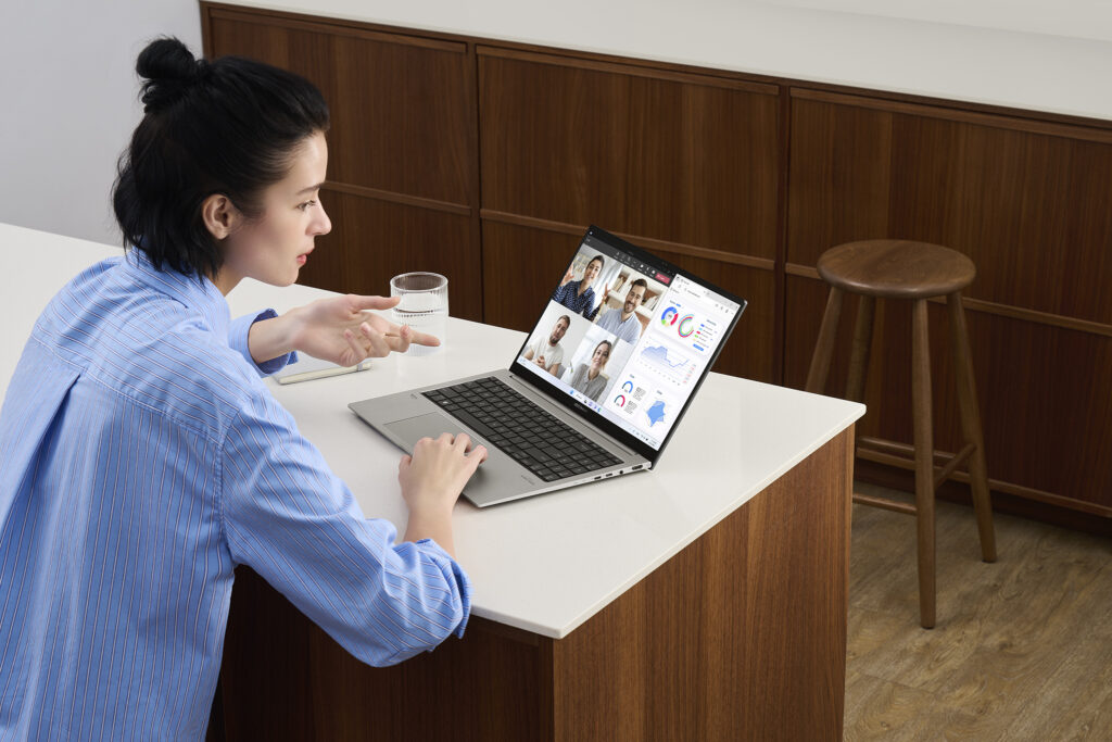 ASUS Zenbook 15 OLED 2023 foto 4