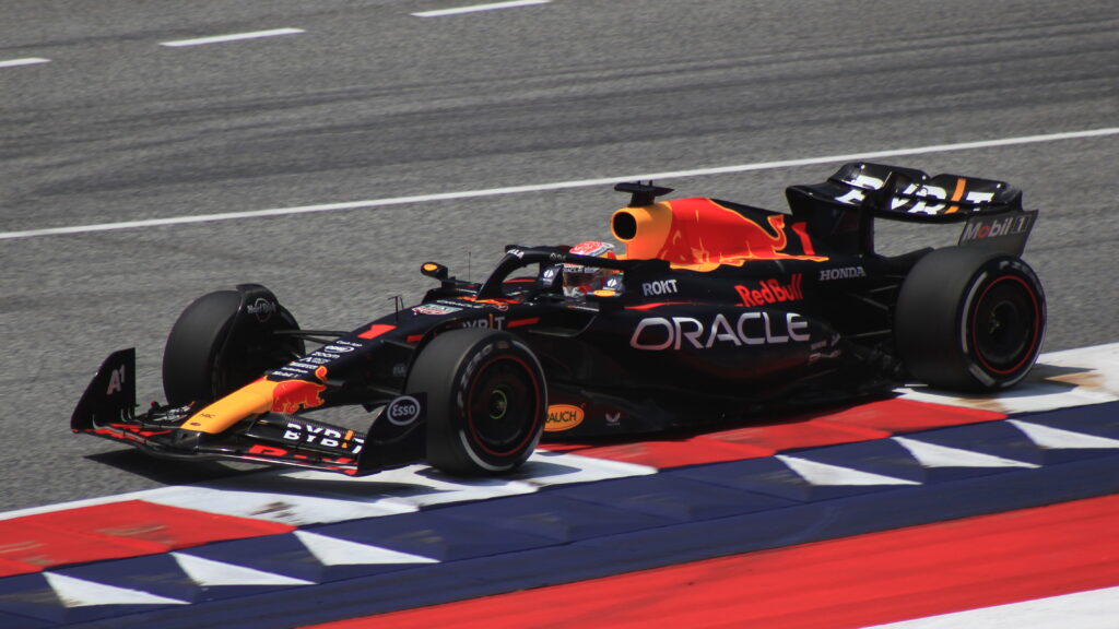 Oracle Red Bull RB19 foto 1