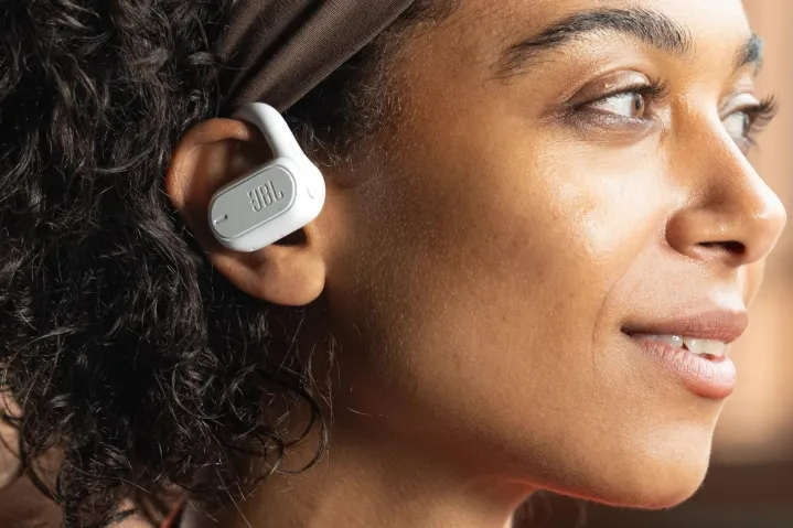 JBL SoundGear Sense: sus primeros auriculares abiertos tienen una banda para el cuello desmontable #CES2024