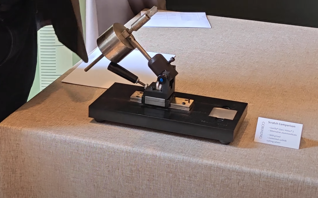 Corning Gorilla Glass Victus 2 - Instrumento para medir la capacidad a rayaduras 