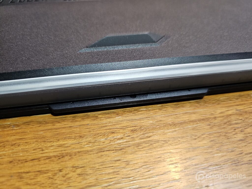 ASUS ROG Strix Scar 18 Pisapapeles 45