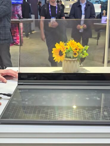 Lenovo ThinkBook con pantalla transparente foto portada