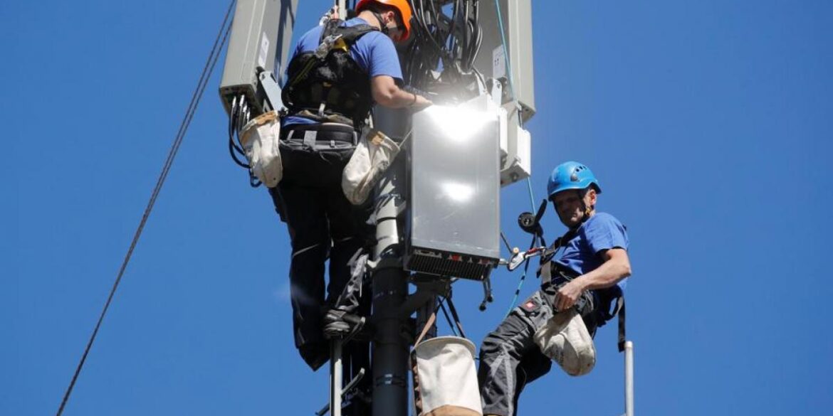 técnicos en antena celular de telcos