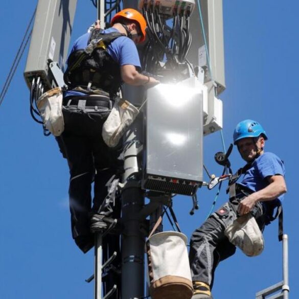 técnicos en antena celular de telcos