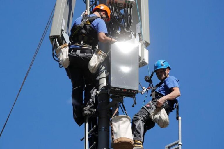 técnicos en antena celular de telcos