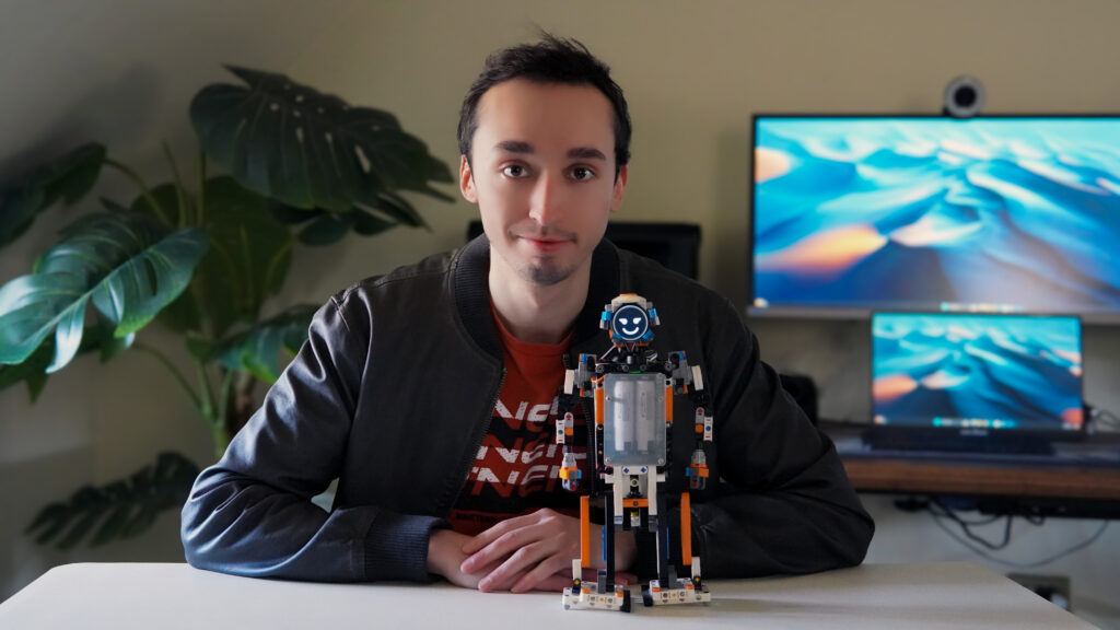 Cristian Alarcón y su Robot EVA (99)