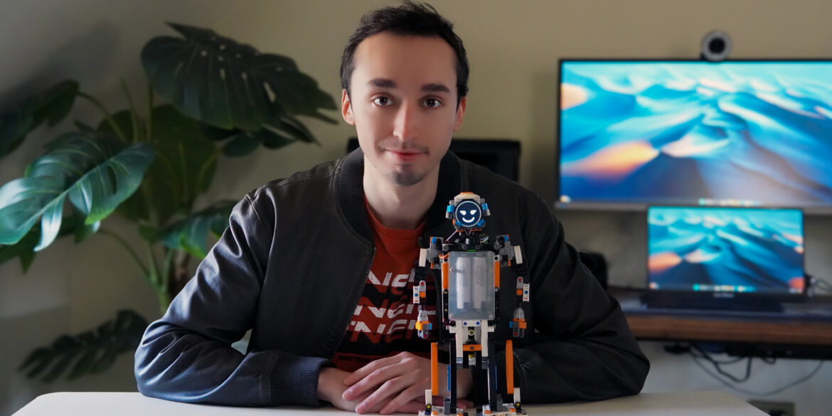 Cristian Alarcón y su Robot EVA (99)