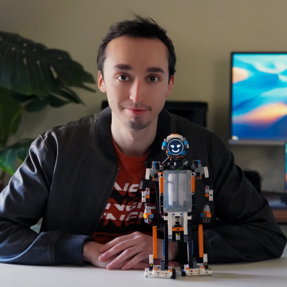 Cristian Alarcón y su Robot EVA (99)