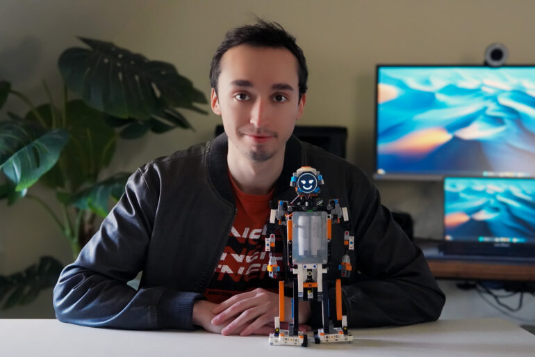 Cristian Alarcón y su Robot EVA (99)