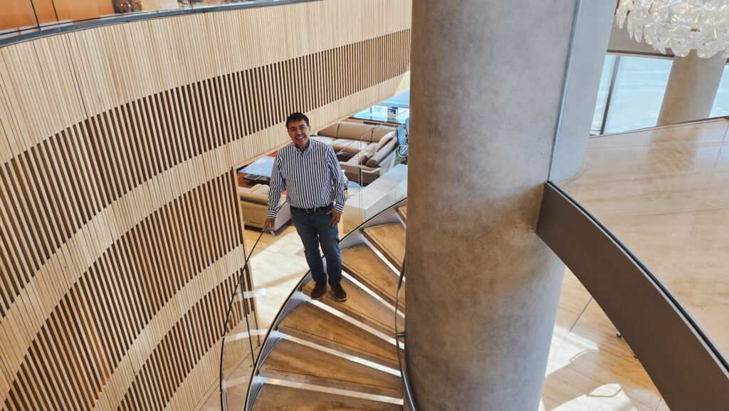 Manuel Araya En la escalera del salon corporativo