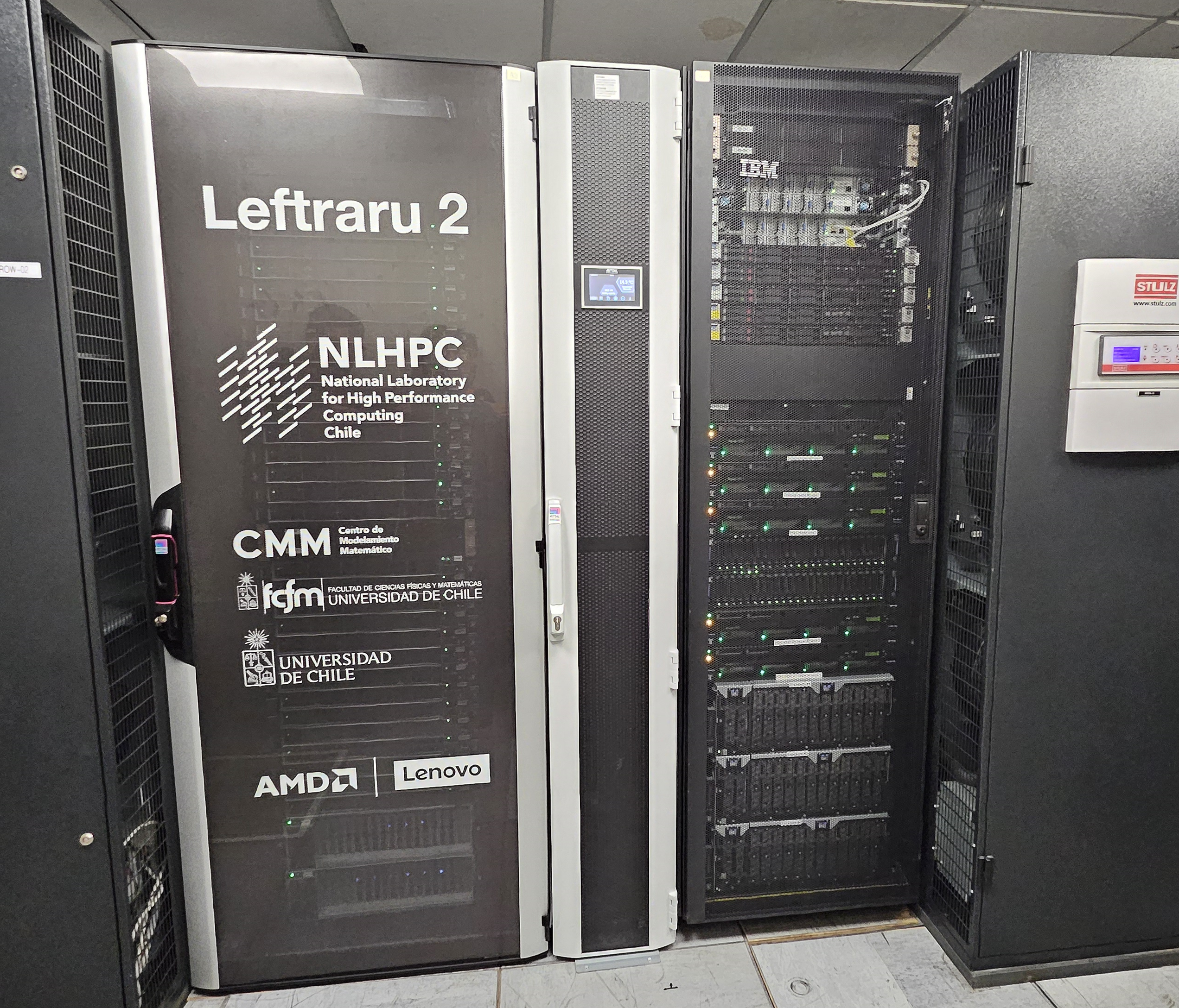 A la izquierda el Rack del supercomputador Leftraru Epu  y la derecha, el sistema de almacenamiento de 4 petabyte de IBM Elastic Storage System (IBM ESS 3200)