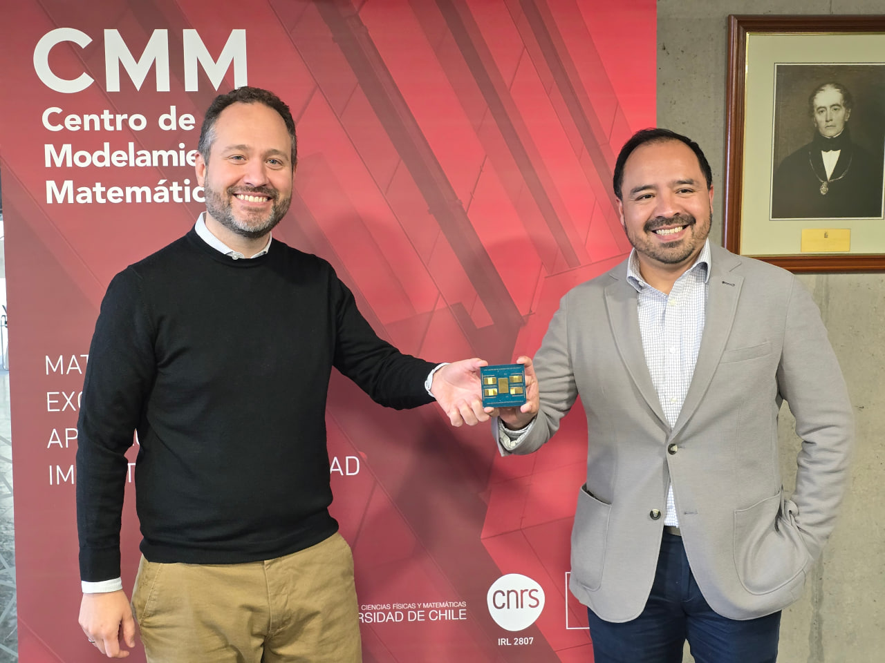 Gines Guerro y Juan Moscoso sosteniendo una CPU AMD EPYC 9754