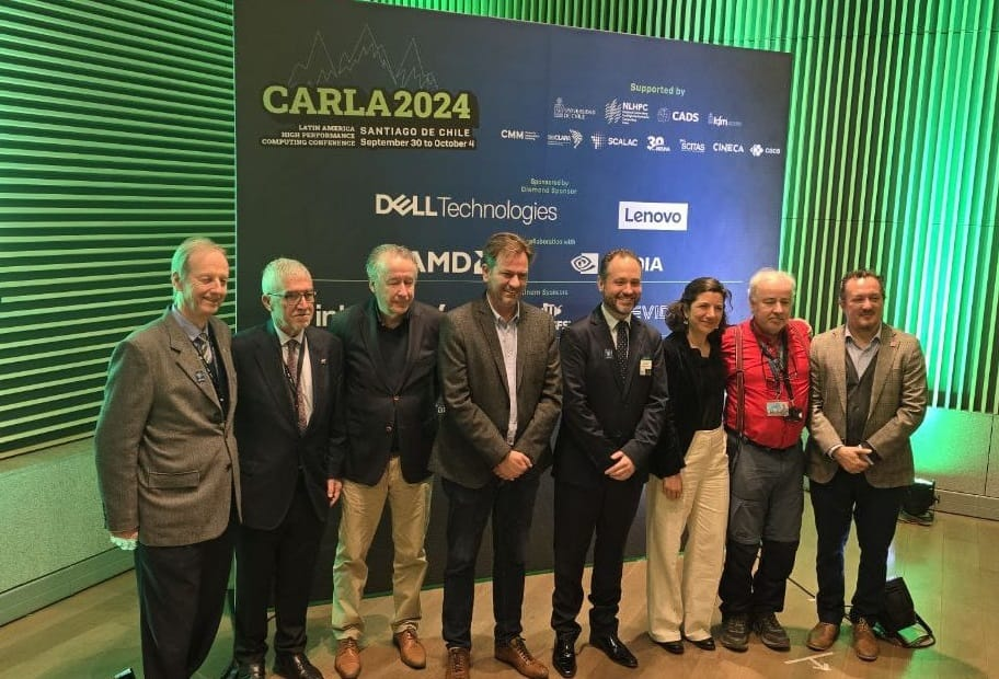 Presidente de Scalac, Philippe Navaux; director Barcelona Supercomputing Center, Mateo Valero; Decano FCFM Uchile, Francisco Martínez; Vicerrector Uchile, José Correa; director NLHPC, Ginés Guerrero; ministra de Ciencia, Aisén Etcheverry; director científico NLHPC, Jaime San Martín; y director Centro de Modelamiento Matemático, Héctor Ramírez.