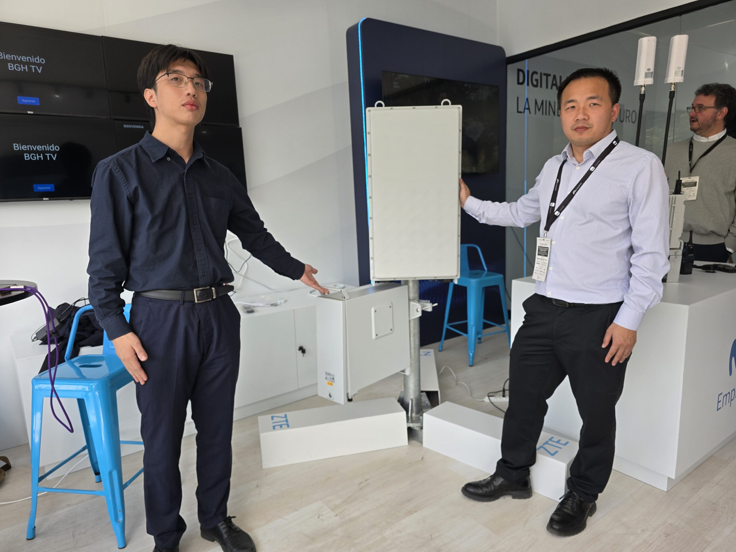 Los voceros de ZTE y Movistar exponen orgullosos antena completamente operativa en Expomin, con su cerebro modular ZTE ZXRAN V9200