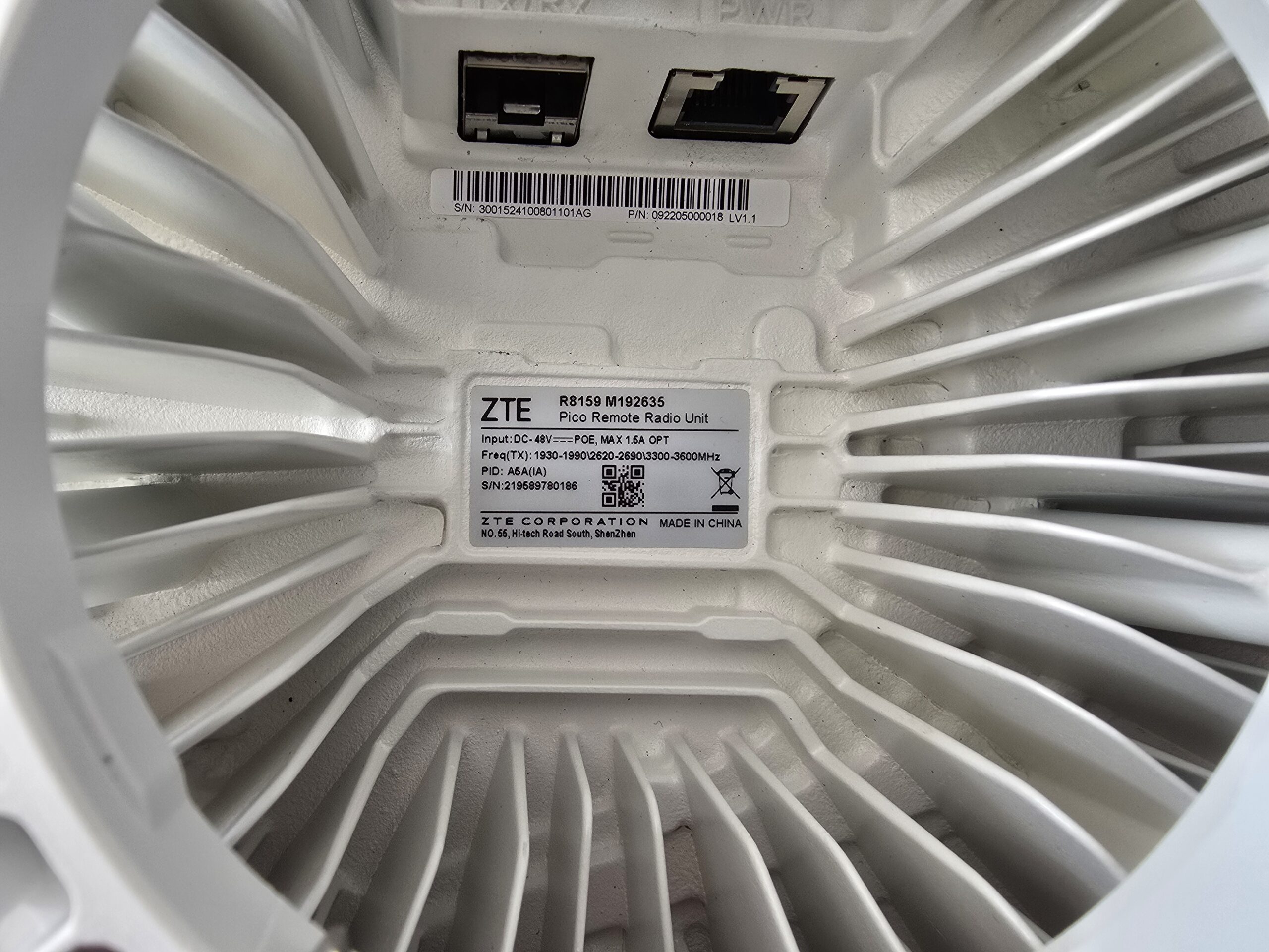 La imagen tiene un atributo ALT vacío; su nombre de archivo es 20250422_143641-scaled.jpg
Vista interior de la entrdada RJ45 de la antena para espacios reducidos de ZTE