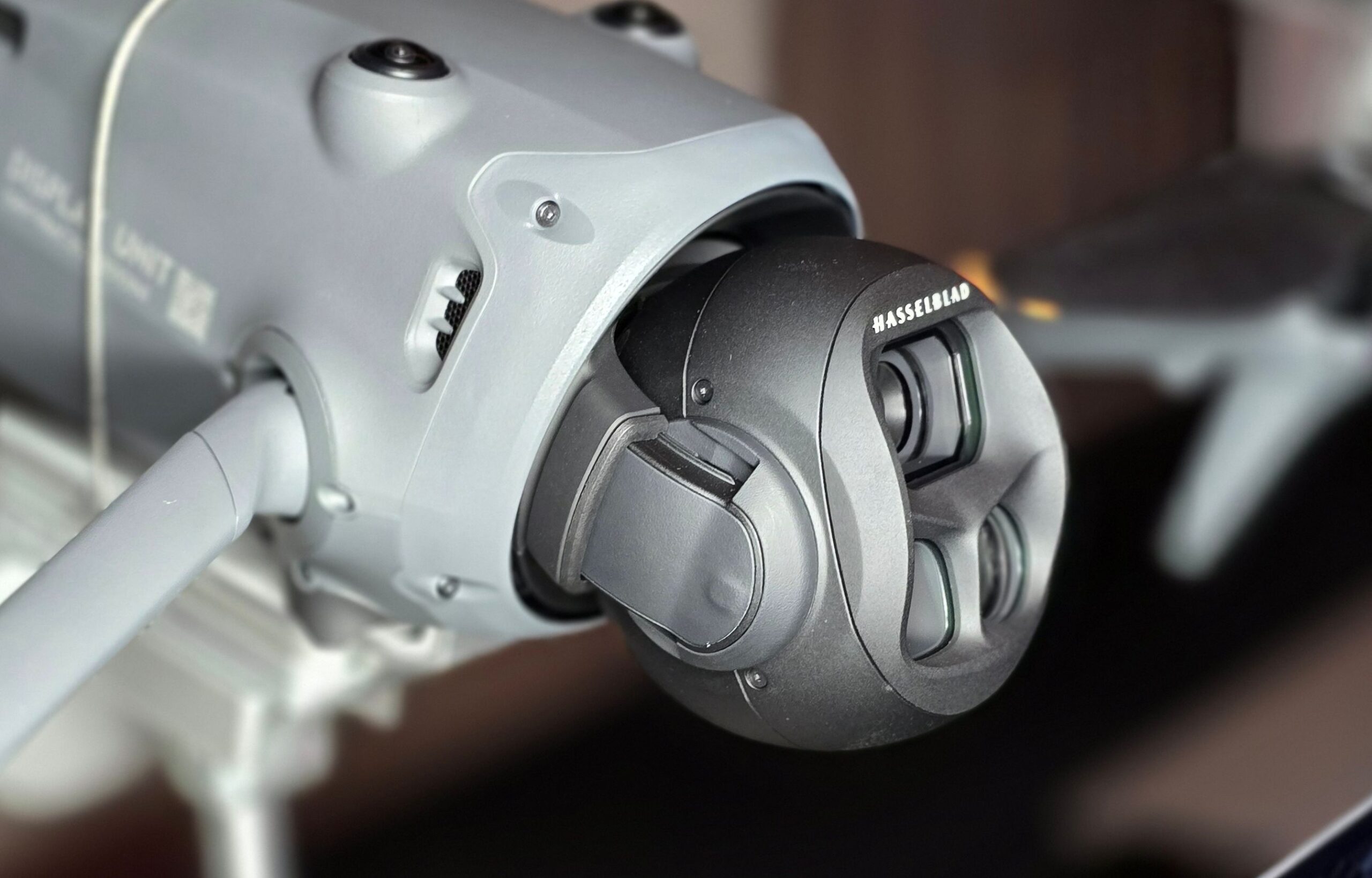 La imagen tiene un atributo ALT vacío; su nombre de archivo es Gimbal-y-tres-sensores-scaled.jpg
Gimbal de 360º y las tres cámaras del nuevo dron de DJI 