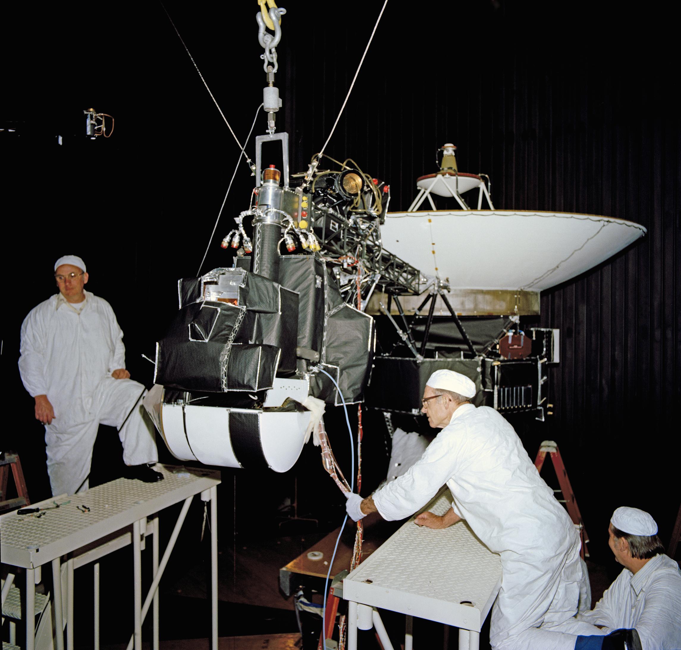 Pruebas de la Voyager. La imagen muestra una de las sondas Voyager en la cámara simuladora espacial de 25 pies del Laboratorio de Propulsión a Chorro (JPL) de la NASA, en Pasadena, California. La foto está fechada el 27 de abril de 1977. | Créditos de la imagen: NASA/JPL-Caltech