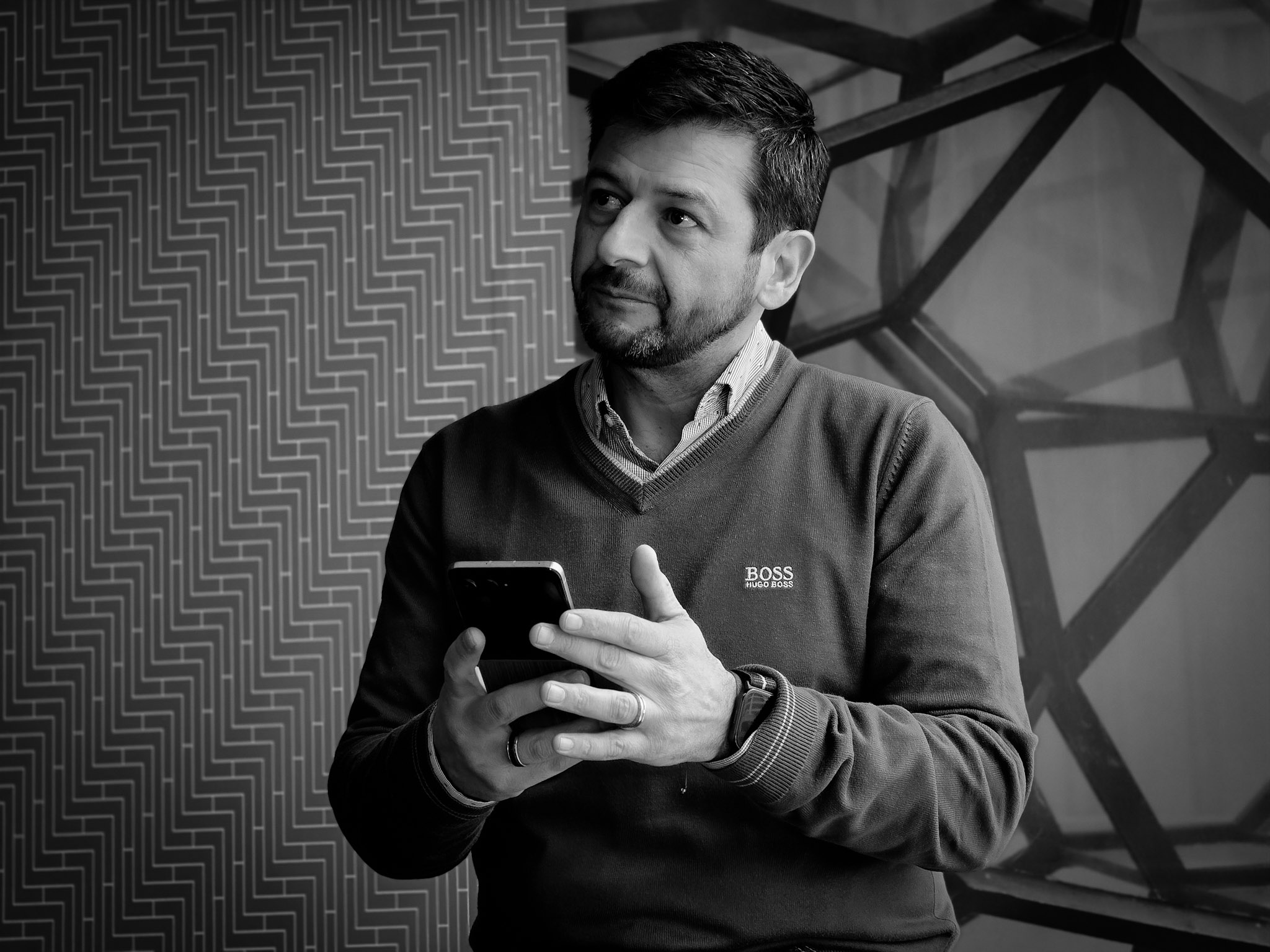 Agustín Adén, gerente general de Motorola Mobility Chile con un moto razr 60 en su mano
