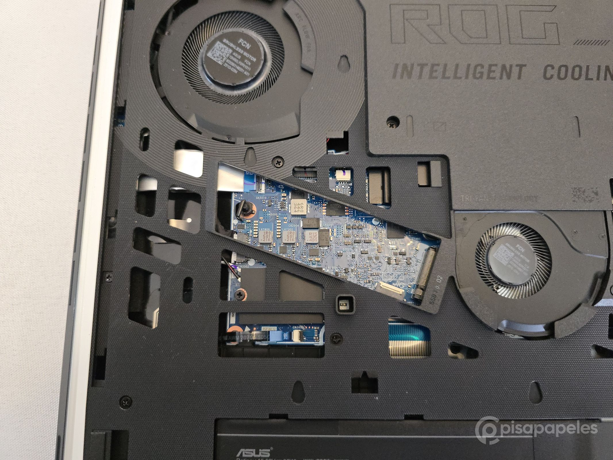 ASUS ROG Strix SCAR 18 del 2025 Pisapapeles 09