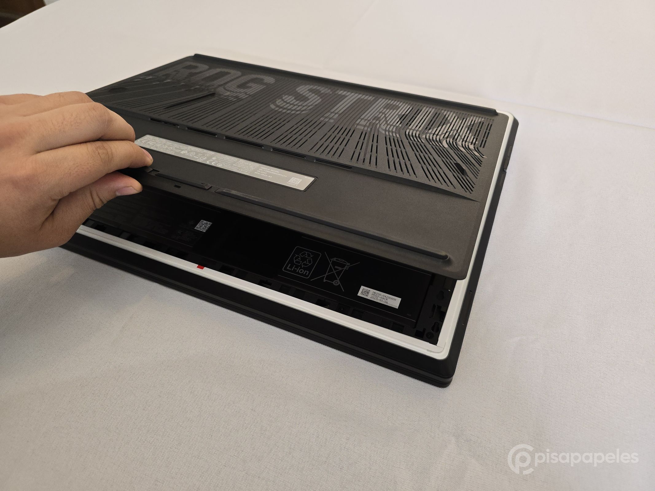 ASUS ROG Strix SCAR 18 del 2025 Pisapapeles 15