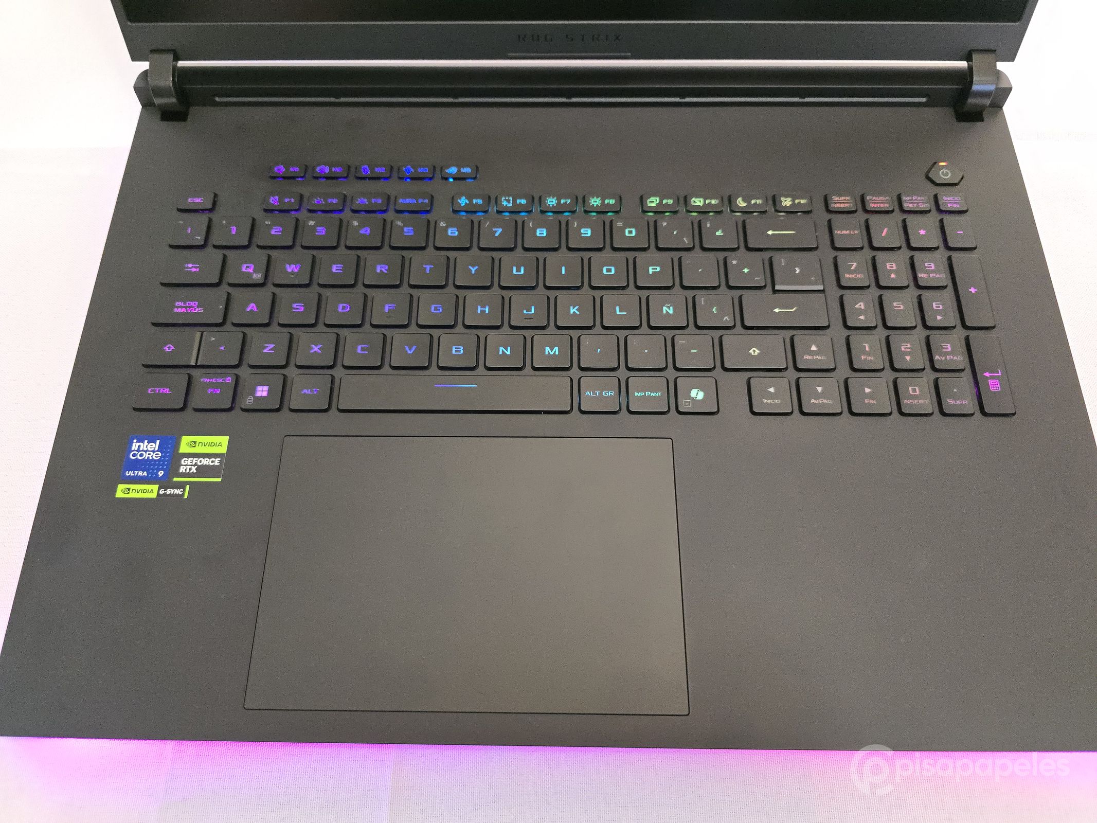 ASUS ROG Strix SCAR 18 del 2025 Pisapapeles 57